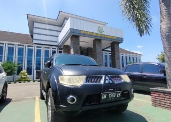 Hamim Pou tiba di Kejati Gorontalo pada pagi tadi, menggunakan mobil berwarna hitam bernomor polisi DM 1568 EC