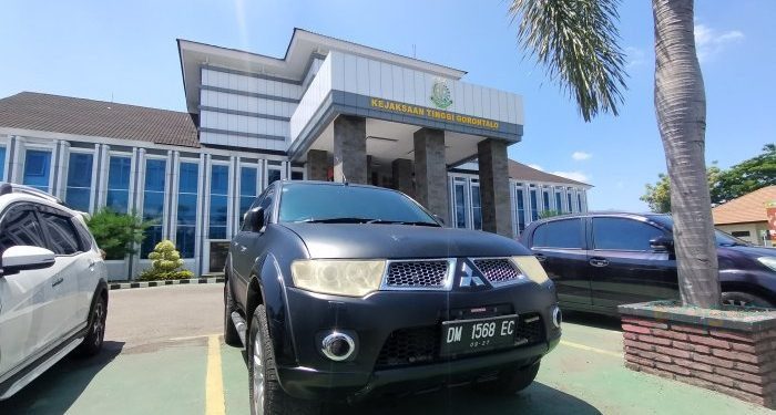 Hamim Pou tiba di Kejati Gorontalo pada pagi tadi, menggunakan mobil berwarna hitam bernomor polisi DM 1568 EC