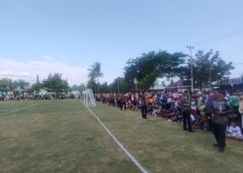 Warga Padati Lapangan Kompi Liluwo Menanti Kedatangan Jokowi