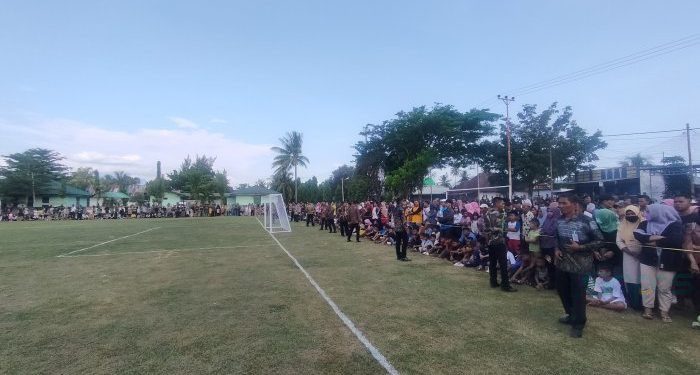 Warga Padati Lapangan Kompi Liluwo Menanti Kedatangan Jokowi