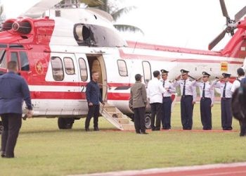 Presiden Joko Widodo saat pertama kali berkunjung ke Bone Bolango menggunakan Helikopter Super Puma. (Foto Adit/Prokopim)
