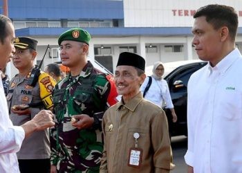 Bupati Gorontalo Nelson Pomalingo (kedua kanan) bertemu dengan Presiden Joko Widodo saat kunjungan ke Gorontalo, Senin (22/4/2024).