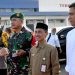 Bupati Gorontalo Nelson Pomalingo (kedua kanan) bertemu dengan Presiden Joko Widodo saat kunjungan ke Gorontalo, Senin (22/4/2024).
