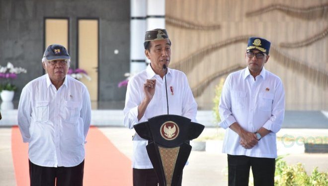 Presiden Joko Widodo didampingi Menteri Perhubungan Budi Karya Sumadi dan Menteri PUPR Basuki Hadimuljono saat peresmian Bandara Panua Pohuwato, Gorontalo, Senin (22/4/2024).(F. Humas Korem)