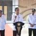 Presiden Joko Widodo didampingi Menteri Perhubungan Budi Karya Sumadi dan Menteri PUPR Basuki Hadimuljono saat peresmian Bandara Panua Pohuwato, Gorontalo, Senin (22/4/2024).(F. Humas Korem)