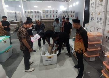 Proses pembukaan kotak dokumen rekapitulasi oleh KPU Pohuwato menyikapi PHPU yang turut disaksikan oleh Bawaslu, unsur kepolisian dan parpol peserta Pemilu, Jumat (26/4/2024).(F. Yusuf/Gopos)