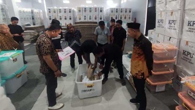 Proses pembukaan kotak dokumen rekapitulasi oleh KPU Pohuwato menyikapi PHPU yang turut disaksikan oleh Bawaslu, unsur kepolisian dan parpol peserta Pemilu, Jumat (26/4/2024).(F. Yusuf/Gopos)