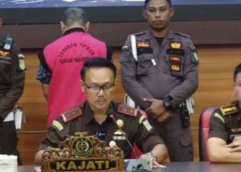 Kepala Kejati Gorontalo Purwanto Joko Irianto saat konferensi pers penahanan mantan Bupati Bone Bolango Hamim Pou, Rabu (17/4/2024).
