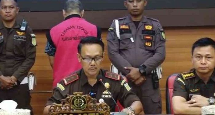 Kepala Kejati Gorontalo Purwanto Joko Irianto saat konferensi pers penahanan mantan Bupati Bone Bolango Hamim Pou, Rabu (17/4/2024).
