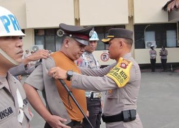 Kapolresta Gorontalo Kota, Kombes Pol Ade Permana memimpin upacara PDTH terhadap seorang personel Polresta Gorontalo Kota, Senin (1/4/2024).