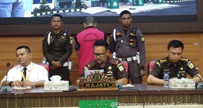 Konferensi Pers Kasus Dugaan Korupsi Dana Bantuan Sosial tersangka Hamim Pou. (Penerangan Hukum Kejati Gorontalo).