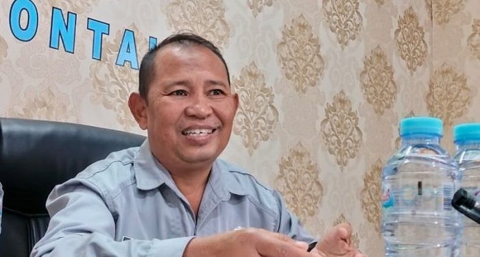 Plt Kepala BNNP Gorontalo Muchars Daud saat diwawancarai di ruang kerjanya, Jumat (26/4/2024).(F. Putra/gopos)