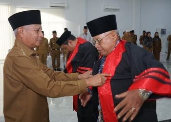 Bupati Asahan Surya saat melantik Dewan Hakim MTQ ke 55 tingkat Kabupaten Asahan, Selasa (23/4/2024).