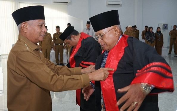 Bupati Asahan Surya saat melantik Dewan Hakim MTQ ke 55 tingkat Kabupaten Asahan, Selasa (23/4/2024).