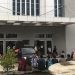 Sejumlah massa aksi masih bertahan di depan Rektorat UNG pasca unjuk rasa tentang penolakan e-Vote pada pilpres BEM UNG