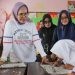 Bupati Merlan S. Uloli saat mengungjungi Sekolah Dasar di Pinogu beberapa waktu yang lalu. (Foto Wahyudin Kadir)
