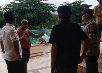 Petugas Polresta Gorontalo Kota meminta keterangan pengunjung kolam Lahilote terkait informasi adanya pemuda yang tenggelam di kolam tersebut. (Sari/gopos)