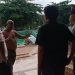 Petugas Polresta Gorontalo Kota meminta keterangan pengunjung kolam Lahilote terkait informasi adanya pemuda yang tenggelam di kolam tersebut. (Sari/gopos)