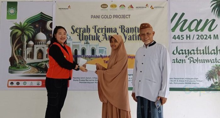 Penyerahan santunan hasil dari pasar murah Ramadan Pani Gold Project untuk panti asuhan di Pohuwato. (foto: Humas PGP)