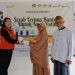Penyerahan santunan hasil dari pasar murah Ramadan Pani Gold Project untuk panti asuhan di Pohuwato. (foto: Humas PGP)