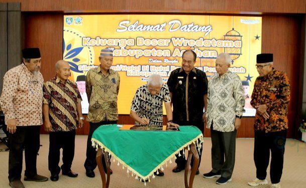 Bupati Asahan Surya menandatangani prasasti peresmian kantor PWRI Kabupaten Asahan.