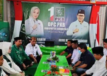 Rustam Akili saat menyampaikan berkas pendaftaran di penjaringan Cabup Partai Kebangkitan Bangsa Kabupaten Gorontalo