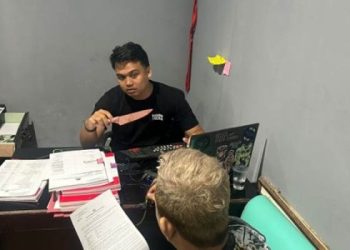 Petugas Sat Reskrim Polresta Gorontalo Kota melakukan pemeriksaan terhadap YS terduga penikaman ayah angkatnya.(dok. Humas Polresta Gorontalo Kota)
