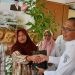 Sekda Kota Gorontalo, Ismail Madjid, didampingi Kepala Perwakilan BI Provinsi Gorontalo, Dian Nugraha, menyerahkan bibit cabai dalam rangka upaya pengendalian inflasi