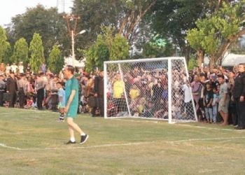 Presiden Joko Widodo saat bermain sepak bola bersama anak-anak Sekolah Sepak Bola (SSB) Gorontalo United di lapangan Kompi Bantuan Yonif 713/Gorontalo Kota Tengah. (Arif/gopos)
