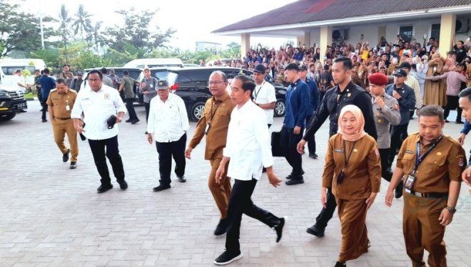 Presiden Joko Widodo saat mengunjungi RSUD Toto Kabila, Bone Bolango, Gorontalo, Senin (22/4/2024). (F. Adiwinata Solihin/ANTARA)