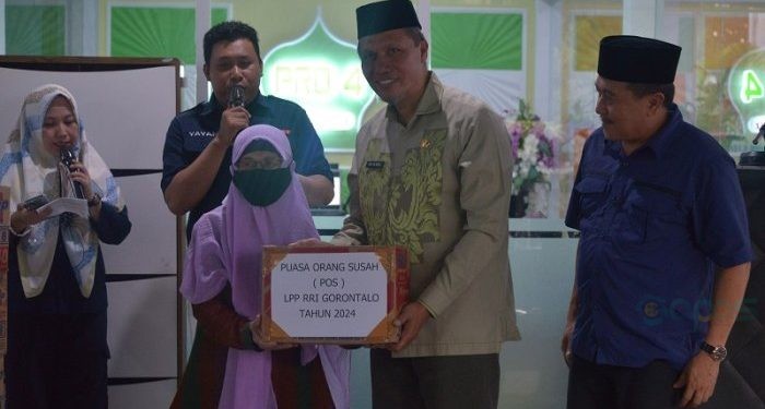 Kadis Kominfotik Rifli Katili mewakili Penjabat Gubernur Ismail Pakaya saat menyerahkan santunan berupa uang tunai dan sembako dari Lembaga Penyiaran Publik Lokal (LPPL) RRI Gorontalo yang dikemas dalam program Puasa Orang Susah (POS), Kamis (4/4/2024).(F. Nova/humasprov)