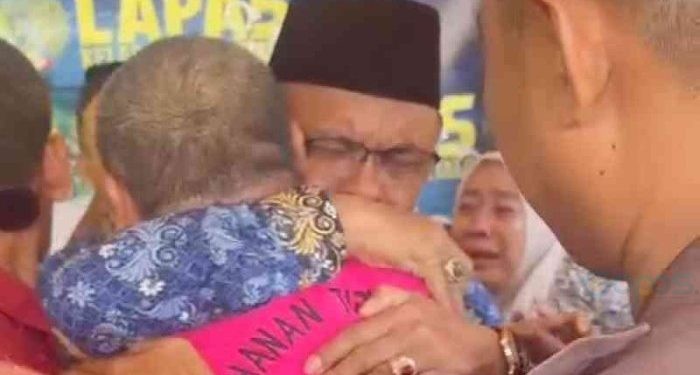 Sekertaris Daerah Bone Bolango, Ishak Ntoma saat memeluk Mantan Bupati Bone Bolango, Hamim Pou. [Tangkapan layar]