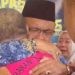 Sekertaris Daerah Bone Bolango, Ishak Ntoma saat memeluk Mantan Bupati Bone Bolango, Hamim Pou. [Tangkapan layar]