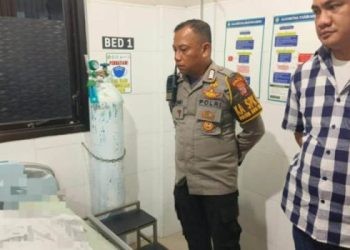 Kasat Reskrim Polresta Gorontalo Kota, Kompol Leonardo, membesuk kondisi korban yang tewas tenggelam di Kolam Lahilote