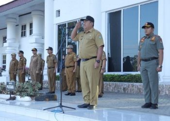 Wakil Bupati Asahan Taufik Zainal Abidin memimpin apel gabungan bulan Maret Tahun 2024 di halaman Kantor Bupati Asahan, Senin (4/3/2024)