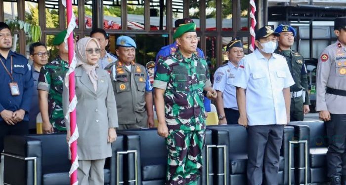 Anggota DPRD Provinsi Gorontalo, Sitti Nurain Sompie (kiri) saat menghadiri gelar pasukan dalam rangka operasi keselamatan otanaha yang digelar oleh Polda Gorontalo, Rabu (3/4/2024) (muhajir/gopos)