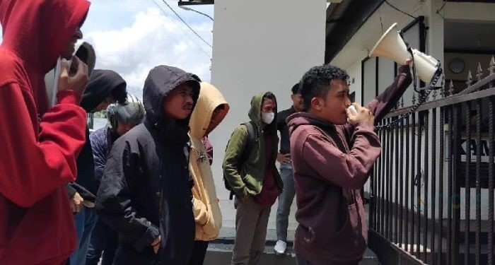 Forum Mahasiswa Peduli Kabupaten Pohuwato (FMPKP) saat melaksanakan aksi yang menuntut penyelesaian hukum atas kasus penyelewengan pupuk bersubsidi di Popayato, Kabupaten Pohuwato (istimewa)