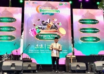 Marten Taha saat memberikan sambutan sekaligus membuka rangkian kegiatan Festival Ramadan PT Pegadaian Kanwil V Manado di lapangan Taruna Remaja Kota Gorontalo. Kamis (4/03/2024) (foto/jihan)
