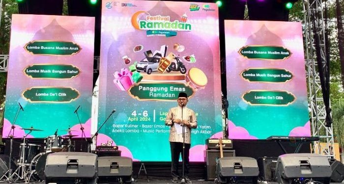 Marten Taha saat memberikan sambutan sekaligus membuka rangkian kegiatan Festival Ramadan PT Pegadaian Kanwil V Manado di lapangan Taruna Remaja Kota Gorontalo. Kamis (4/03/2024) (foto/jihan)