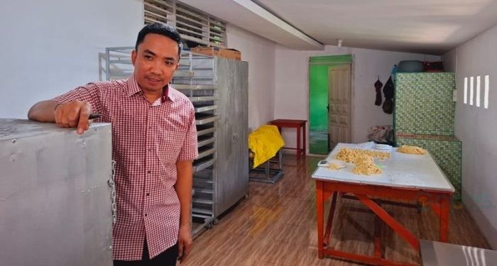 Anggota Komisi II DPRD Provinsi Gorontalo Muhammad Nasir Majid memantau rumah produksi UMKM di Bone Bolango (dok. istimewa)
