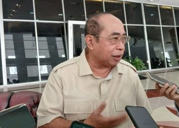 Anggota DPRD Provinsi Gorontalo, Adhan Dambea saat diwawancarai awak media, Senin (22/4/2024) (laila/gopos)