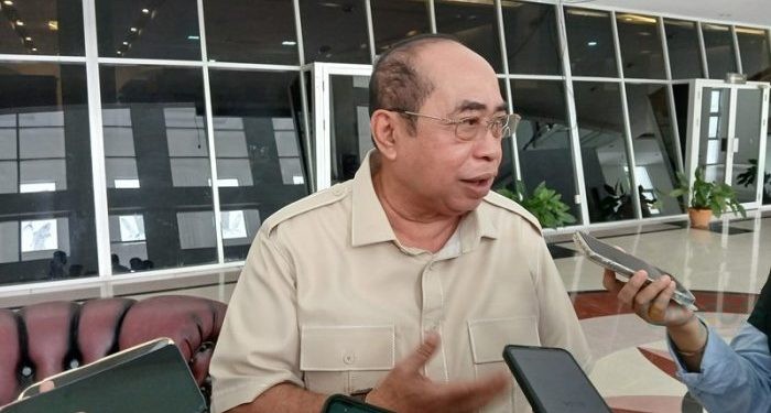 Anggota DPRD Provinsi Gorontalo, Adhan Dambea saat diwawancarai awak media, Senin (22/4/2024) (laila/gopos)