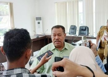 Ketua DPRD Provinsi Gorontalo, Paris RA Jusuf memberikan keterangan terkait hasil rapat Bamnus Deprov Gorontalo, Senin (22/4/2024) (laila/gopos)