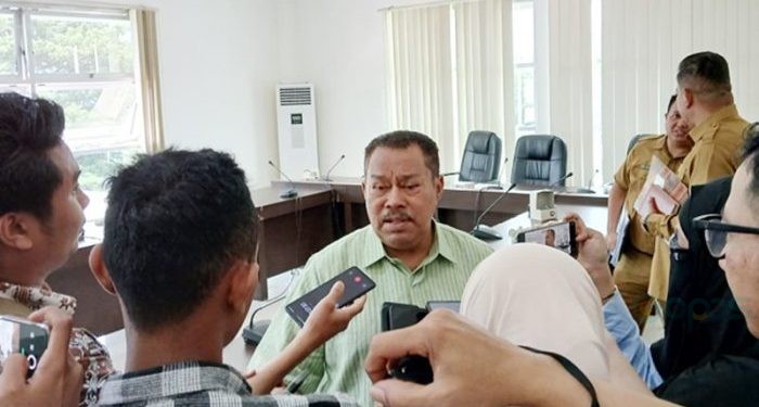 Ketua DPRD Provinsi Gorontalo, Paris RA Jusuf memberikan keterangan terkait hasil rapat Bamnus Deprov Gorontalo, Senin (22/4/2024) (laila/gopos)