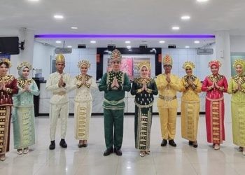 Pegawai Bank BRI Kantor Cabang Gorontalo mengenakan pakaian kebaya dalam memperingati Hari Kartini (foto. istiimewa)