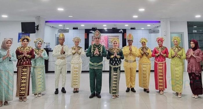 Pegawai Bank BRI Kantor Cabang Gorontalo mengenakan pakaian kebaya dalam memperingati Hari Kartini (foto. istiimewa)