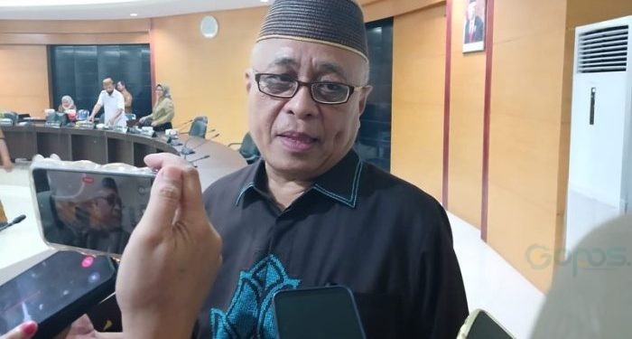 Wakil Ketua II DPRD Provinsi Gorontalo, Sofyan Puhi saat diiwawancarai awak media (muhajir/gopos)