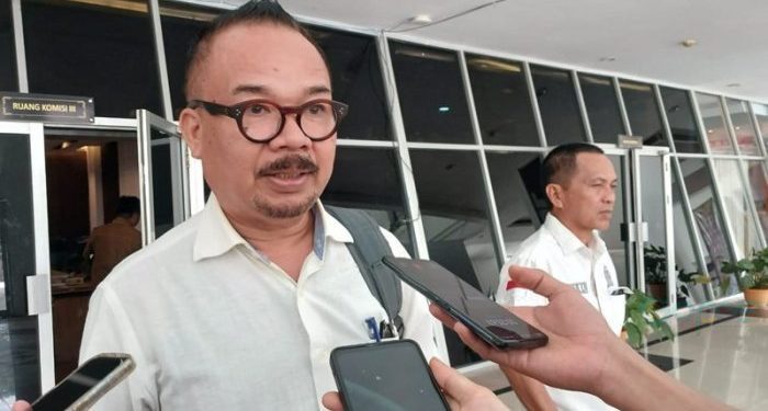 Ketua Komisi III Deprov Gorontalo, Thomas Mopili saat diwancarai awak media, Senin (22/4/2024) (muhajir/gopos)