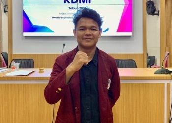 Dicky Rahmansyah S. Tone Mahasiswa FMIPA Yang Berhasil Meraih Pembicara Terbaik 1 dalam Kontestasi KDMI 2024Tingkat Universitas Negeri Gorontalo. (foto/jihan)