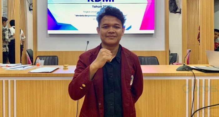 Dicky Rahmansyah S. Tone Mahasiswa FMIPA Yang Berhasil Meraih Pembicara Terbaik 1 dalam Kontestasi KDMI 2024Tingkat Universitas Negeri Gorontalo. (foto/jihan)